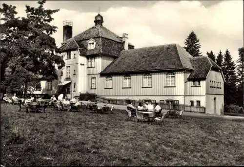 Ak Benneckenstein Oberharz, Historisches Gebäude, Tische im Freien, viele Personen, Schwarzweiß
