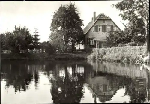 Ak Gernrode Quedlinburg im Harz, Haus am Wasser, Bäume, ruhige Landschaft, Spiegelung im Wasser