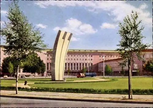Ak Berlin Tempelhof, Blick auf das Luftbrückendenkmal