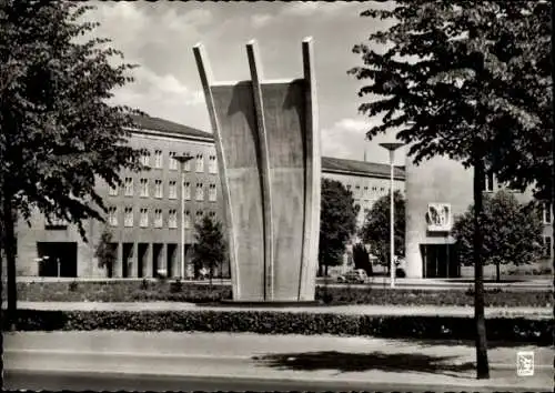 Ak Berlin Tempelhof, Denkmal am Platz der Luftbrücke