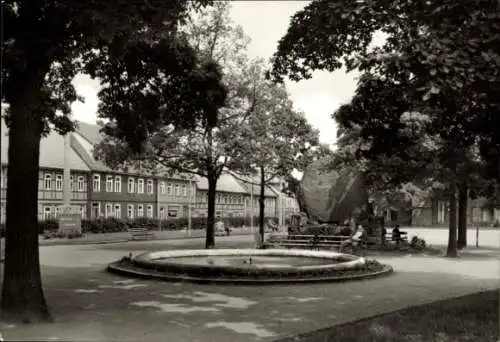 Ak Hasselfelde Oberharz am Brocken, Platz, Brunnen, Denkmal