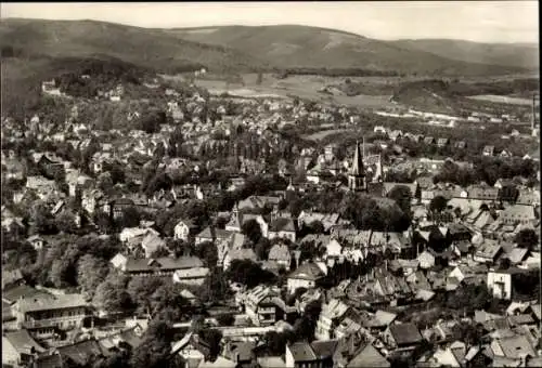 Ak Wernigerode im Harz, Stadtansicht, viele Dächer, Landschaft im Hintergrund, viele Bäume, Ki...