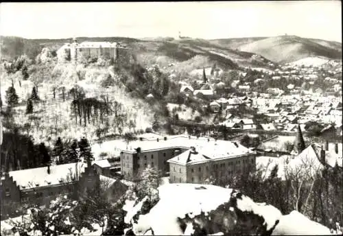 Ak Blankenburg am Harz, Schneebedeckte Stadtansicht, Burg, Landschaft, historische Architektur...