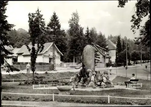Ak Elend Oberharz am Brocken, Brunnen, Monument, Bäume, Straße, Häuser, Sitzbank, Mann
