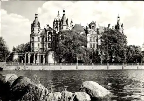Ak Schwerin in Mecklenburg, Schweriner Schloss, Wasseransicht, historische Architektur, Bäume,...