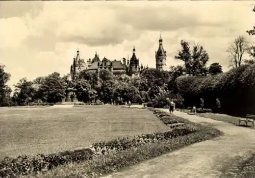 Ak Schwerin in Mecklenburg, Schloss  Schlossgarten, grüne Wiesen, Bäume, Menschen, Weg