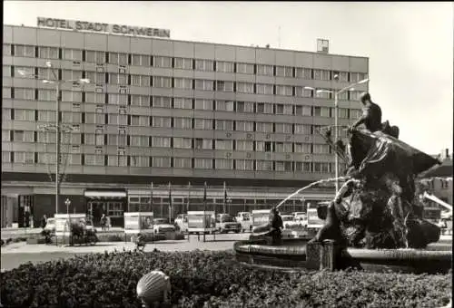 Ak Schwerin in Mecklenburg, Hotel Stadt  Brunnen mit Figuren, Innenstadtambiente