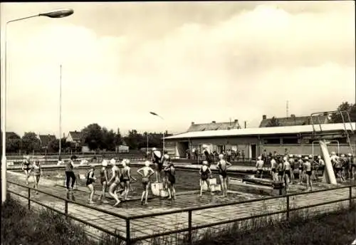 Ak Groß Rosenburg Barby an der Elbe, Badeanstalt, Schwimmer, Schwimmbecken, Jugendliche, Sport...