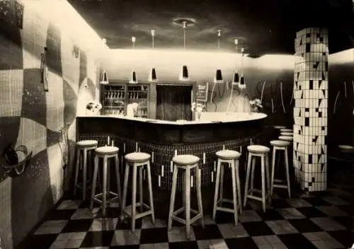 Ak Ostseebad Boltenhagen, Bar im FDGB-Erholungsheim Fritz Reuter, Holzbar, Theke, Sitzgelegenh...