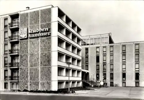 Ak Seebad Binz auf Rügen, Hotel Stubbenkammer, Gebäude mit großen Fenstern, ruhige Umgebung, F...