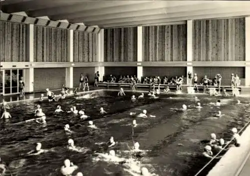 Ak Ostseebad Kühlungsborn, Schwimmhalle, viele Schwimmer, Holzwände, 1950er Jahre, nostalgisch