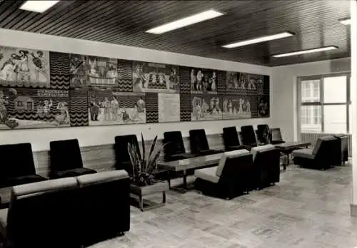 Ak Ostseebad Kühlungsborn, Eingangshalle mit Wandmalereien, moderne Möbel, helle Beleuchtung