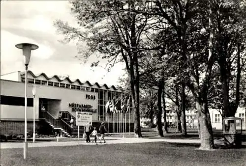Ak Ostseebad Kühlungsborn, FDGB Meerwasser Schwimmhalle, Bäume, Flaggen, Besucher