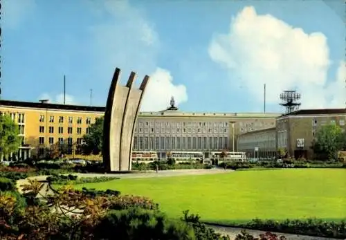 Ak Berlin Tempelhof, Zentralflughafen, Luftbrückendenkmal, Platz der Luftbrücke