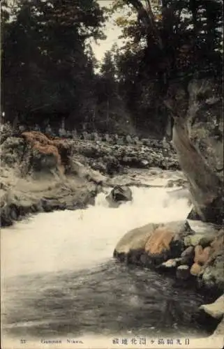 Ak Nikko Präfektur Tochigi Japan, Flusslandschaft, steinerner Uferbereich, Bäume im Hintergrund