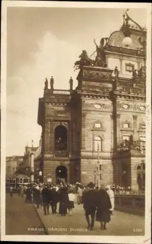 Ak Praha Prag Tschechien, Nationaltheater in  Menschenmenge,  Architektur, Stadtansicht
