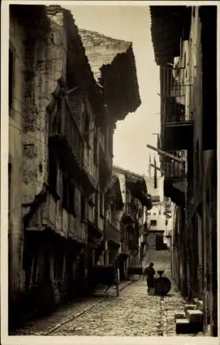 Ak Hondarribia Fuenterrabia Baskenland, Gepflasterte Straße, alte Gebäude, Menschen, Architektur