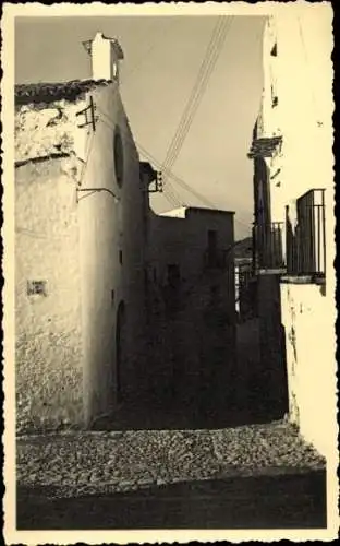 Ak Ibiza Balearische Inseln, Typische Straße, alte Gebäude, steile Gasse