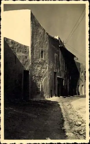 Ak Ibiza Balearische Inseln, Schmale Gasse, alte Häuser,  Architektur, Schwarz-Weiß-Foto