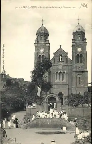 Ak Madagaskar Madagascar, Kirche, Messe, Menschenmenge, Flagge, Architektur
