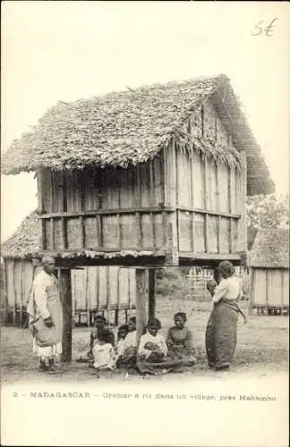 Ak Ambalavao Madagaskar, Reislager im Dorf, Anwohner