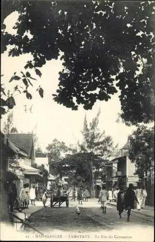Ak Madagaskar Madagascar, Straße mit Geschäften, Passanten, Kutschen, Bäume