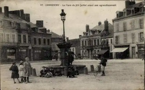 Ak Commentry Allier, Platz des 14. Juli, Brunnen,  Architektur, Kinder, Fahrräder