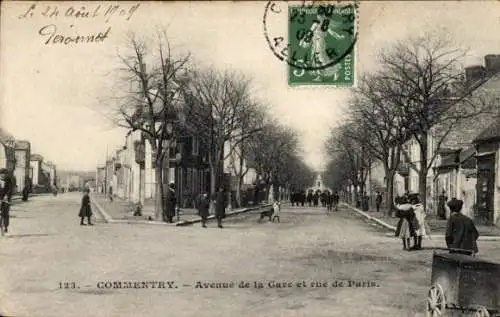 Ak Commentry Allier, Straße mit Bäumen, Häusern, und Menschen, postale Ansicht