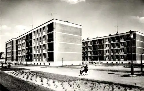 Ak Kecskemét Ketschkemet Ungarn, zwei rechteckige Wohnblöcke, weite Straße, neuere Architektur