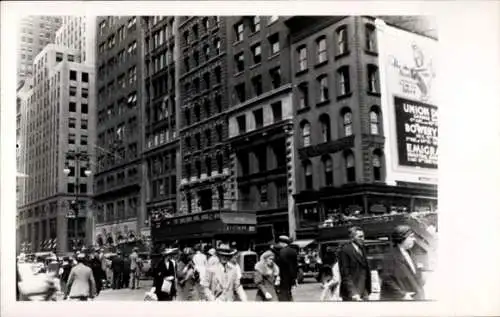 Foto Ak New York City USA, Hochhäuser, Passanten