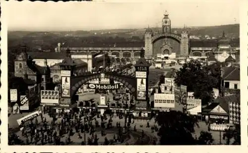 Ak Praha Prag Tschechien, Historisches Messegelände, Mobiloil Werbung, Menschenmenge, alte Arc...