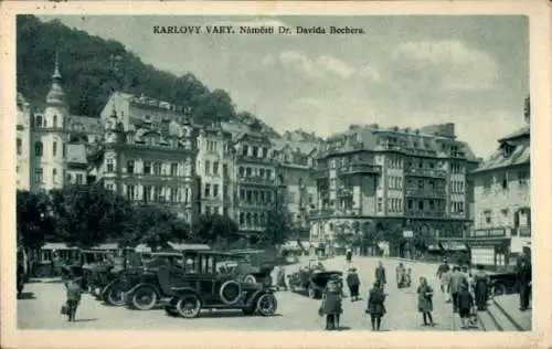 Ak Karlovy Vary Karlsbad Stadt, Stadtplatz mit historischen Gebäuden, alte Autos, Menschen