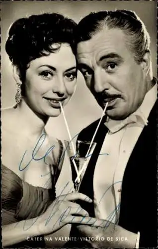 Ak Schauspielerin Caterina Valente und Vittrio de Sica, Sektglas, Strohhalme