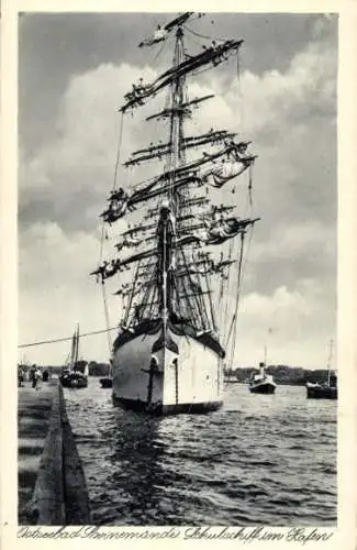 Ak Świnoujście Swinemünde Pommern, Segelschulschiff im Hafen