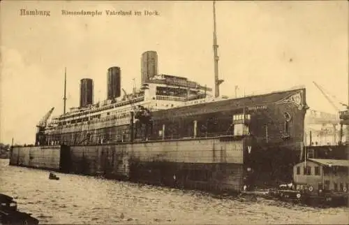 Ak Hamburg, Riesendampfer Vaterland im Dock, HAPAG