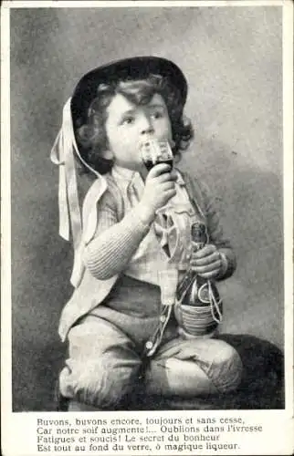 Ak Junge hält eine Flasche in der Hand, Getränk, Werbung