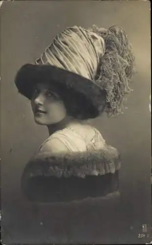 Ak Frau mit Hut, Portrait, Pelz