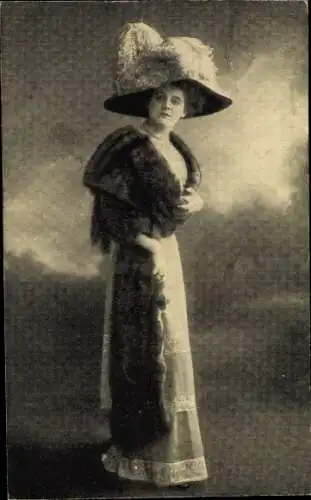 Ak Frau mit Hut, Portrait, Pelzstola