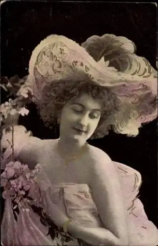 Ak Portrait einer jungen Frau mit Hut und Blumen