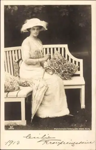 Ak Kronprinzessin Cecilie von Preußen, Sitzportrait auf Bank, Hut, Schirm, Kissen