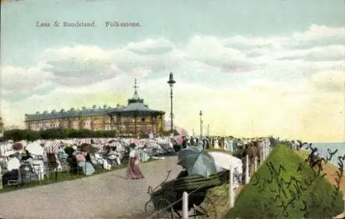 Ak Folkestone Kent England, Leas und Bandstand, Strandpromenade, viele Menschen, Sonnenschirme