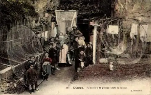 Ak Dieppe Seine Maritime, Habitation de pecheur dans la falaise, Netze