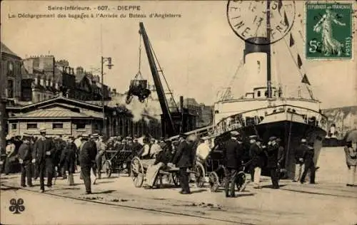 Ak Dieppe Seine Maritime, Hafenansicht, Menschen, Gepäck, Schiff, Kran, Uhr