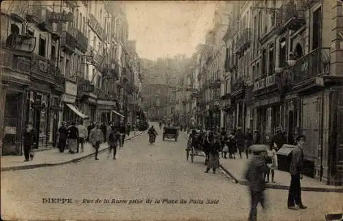 Ak Dieppe Seine Maritime, Straße mit historischem Flair, Menschen und Pferdetransport, Geschäf...