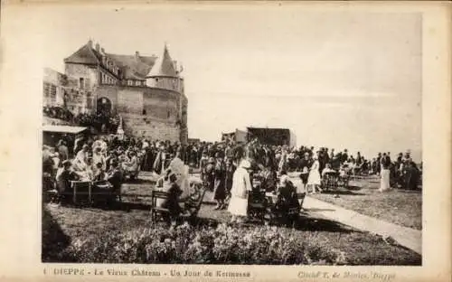 Ak Dieppe Seine Maritime, Vieux Château, Kermesse, viele Menschen, historische Architektur