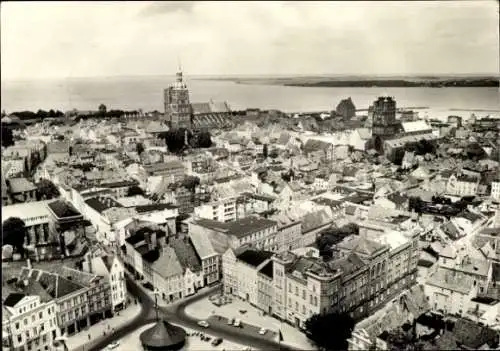Ak Stralsund in Vorpommern, Luftaufnahme von  historische Gebäude, Hafen, Stadtansicht