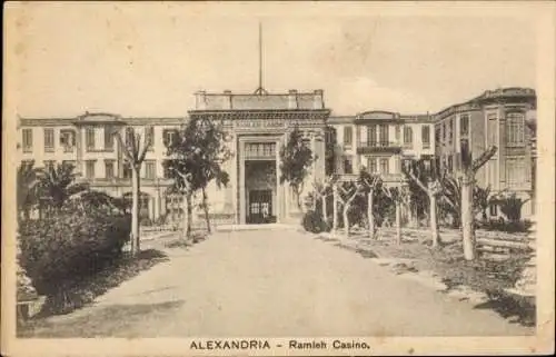 Ak Alexandria Ägypten, Ramleh Casino, Palmen, große Gebäude, Straße, Schwarz-Weiß-Foto