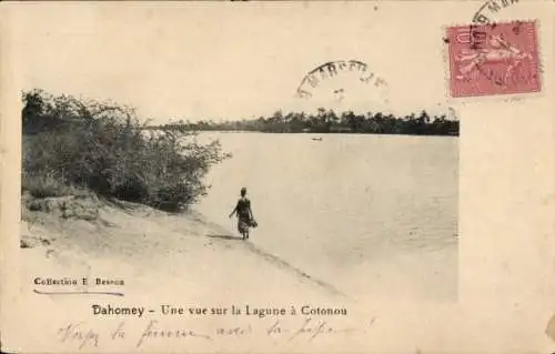 Ak Cotonou Benin, Frauenfigur auf dem Ufer, Lagune, Landschaft, Sammlung E Besson