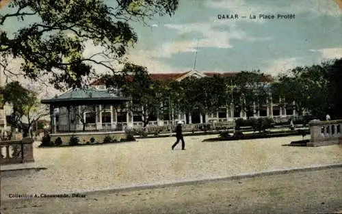 Ak Dakar Senegal, La Place Protét in  Park mit Pavillon, Person läuft