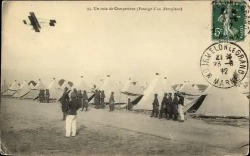 CPA Un coin de Campement, Passage d'un Aéroplane